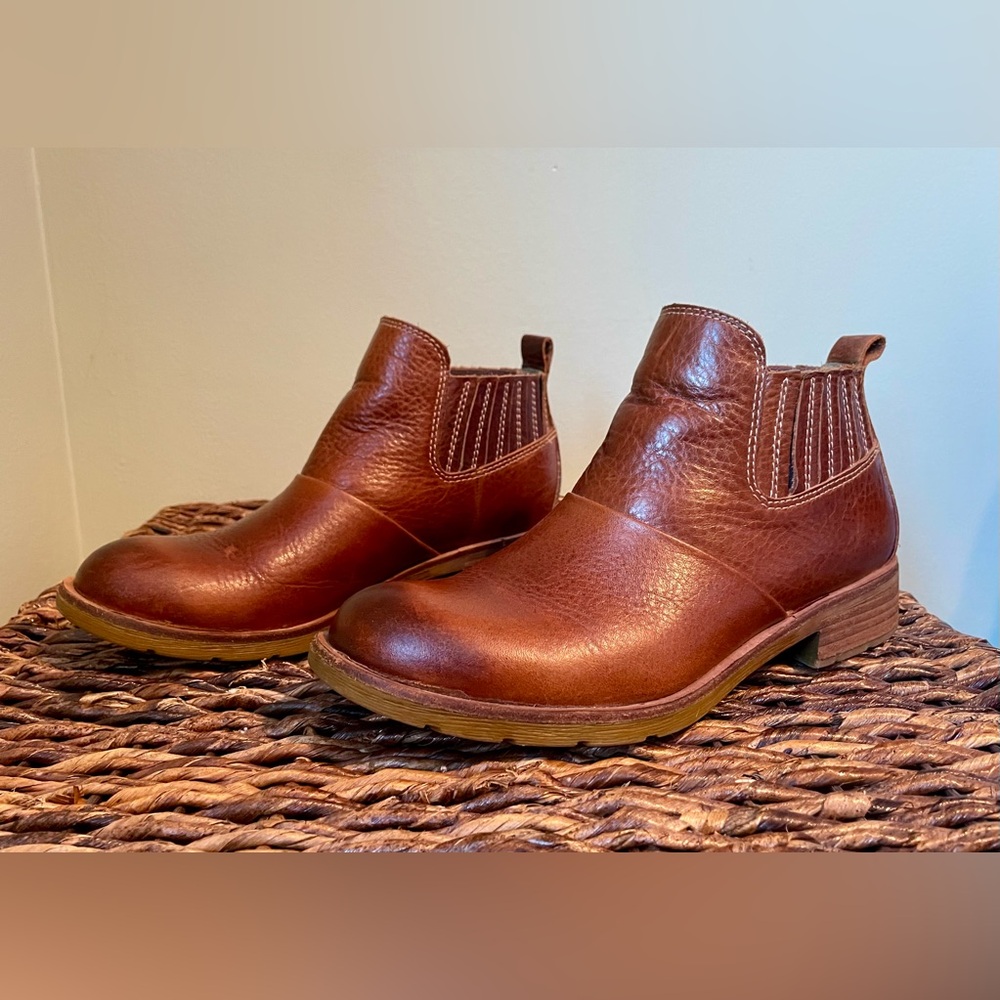 Sofft Bellis III Chelsea Boots in Waterproof Leather, Whiskey Brown